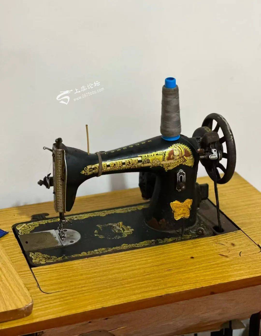縫紉機(jī) 嘎吱作響的童年，與永不褪色的母愛